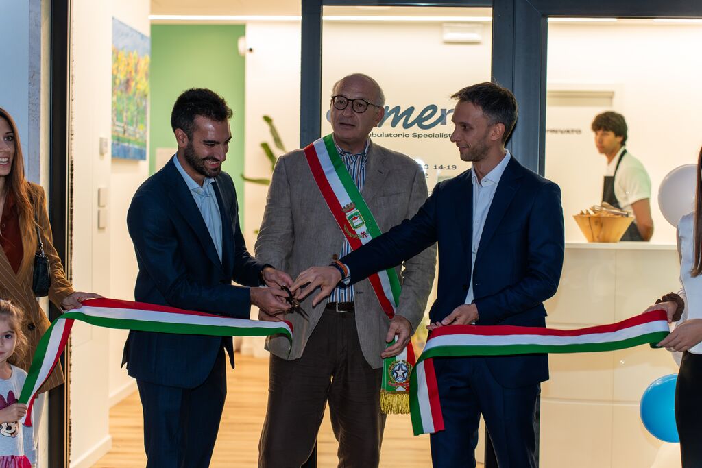 Il taglio del nastro all'inaugurazione del Poliambulatorio Element Medica a Selvazzano Dentro