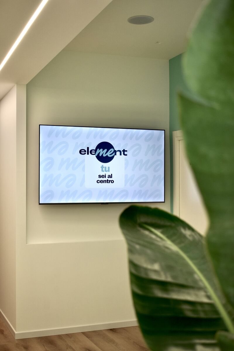 Il monitor della sala d'attesa con la scritta «tu sei al centro»